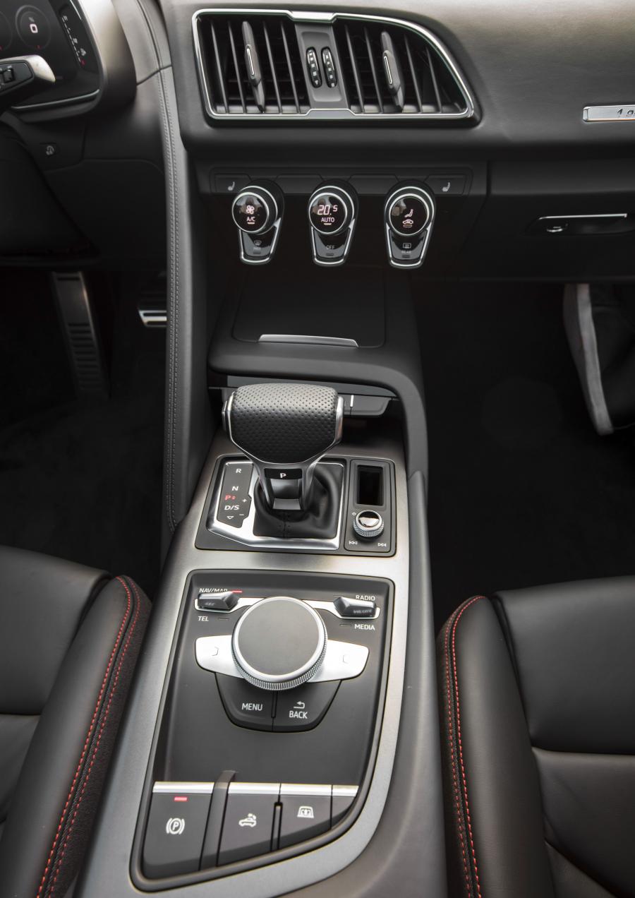 Детали интерьера Audi R8 V10 Spyder RWS 2018 года  (WW) (фото 22 из 29)